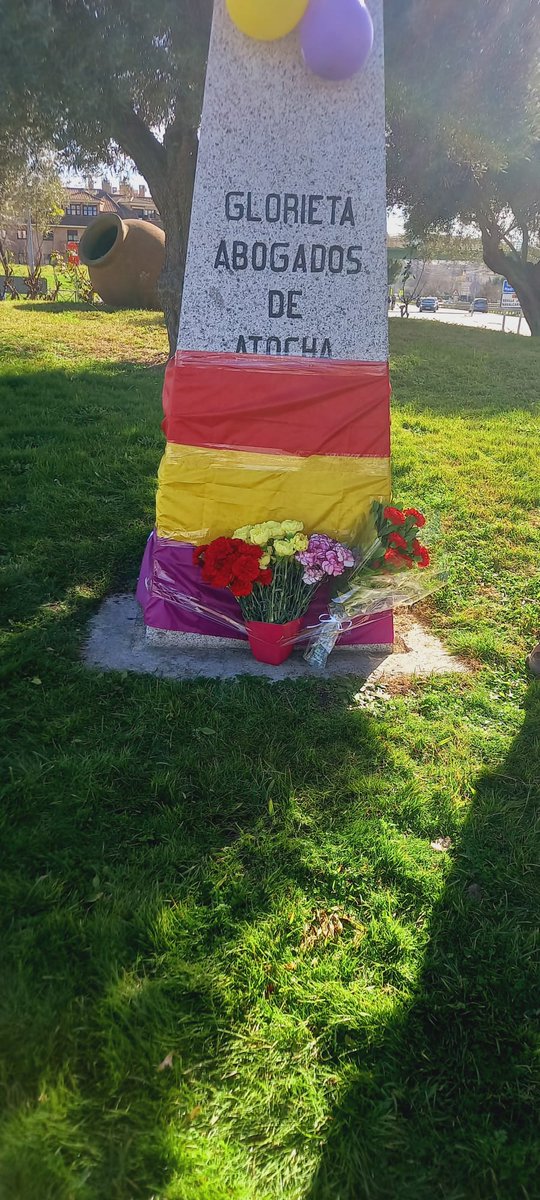 rbinter2's tweet photo. El ayuntamiento de #Brunete #Madrid retira  el justo homenaje a los #abogadosdeatocha realizado por  el pueblo de Brunete mientras mantiene y protege legalmente todos los monumentos del genocidio fascista que arrasó el país.
Esto es el #PP . https://t.co/vJ7n4oKYo0