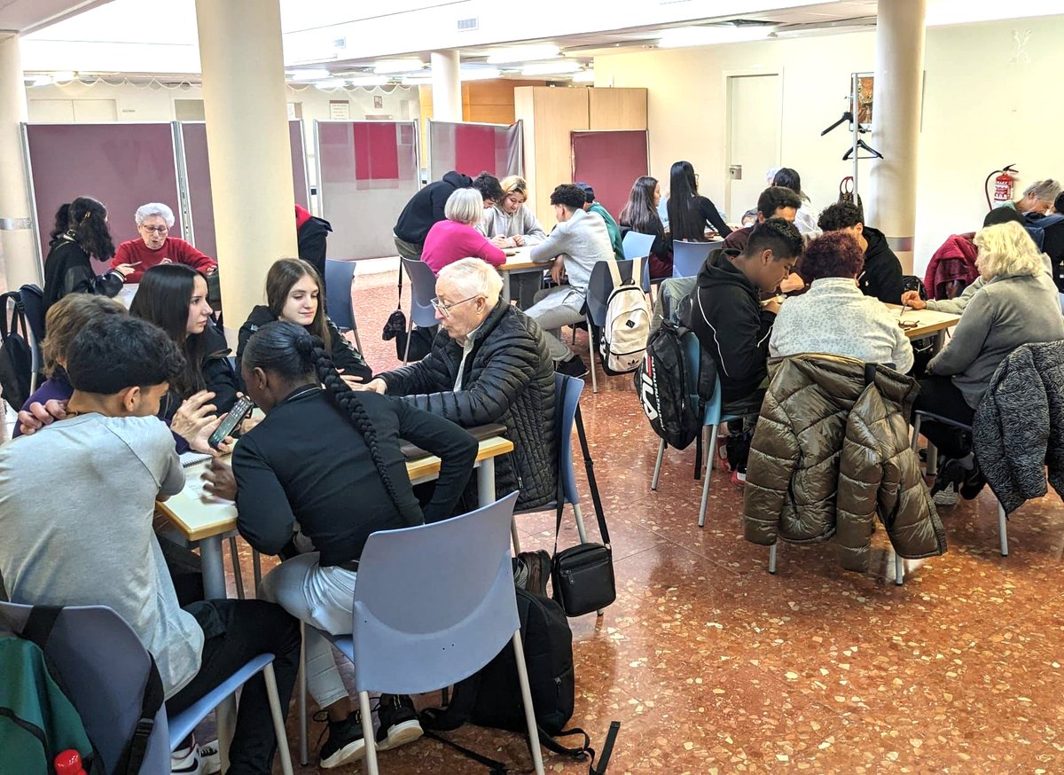 👥 L'alumnat del programa REPRÈN PRO d’orientació educativa aquesta setmana està descobrint el CFGM Atenció a les persones en situació de dependència.📱👵🏽Assumeix el rol de professorat en vàries sessions dedicades a ensenyar l'ús de mòbils al casal de gent gran de <a href="/BCN_SantsMont/">Districte de Sants-Montjuïc</a>.