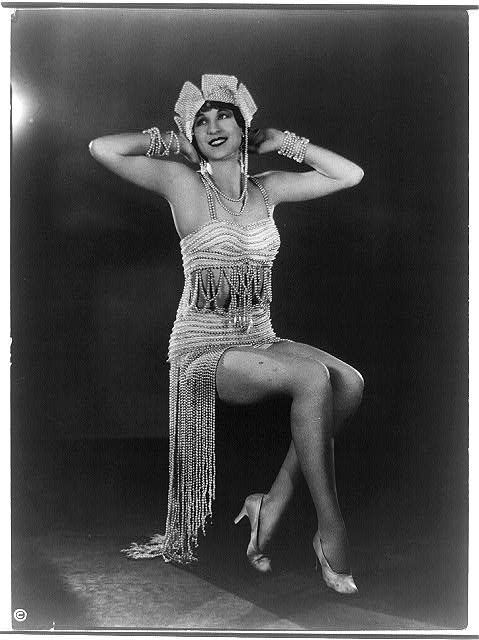 A Mack Sennett girl photographed circa 1927

(Library of Congress)

#macksennett #macksennettgirls #1920s #losangeleshistory #hollywoodglamour #hollywoodhistory