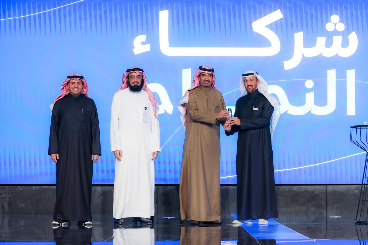 Ahmed_S_Alrajhi's tweet photo. لأن #شبابنا_ثروة، وأغلى ما يملكه الوطن في حاضره ومستقبله؛ أطلقنا اليوم استراتيجية التنمية الشبابية في @HRSD_SA:

•تتكامل مع 30 جهة 
•تنطلق من  5 ركائز 
•تحقق 10 أهداف استراتيجية 
•تضم 20 مبادرة 
•تنفذ 40 مشروعاً 
•يمتد أثرها لمشاركة الشباب في 24 قطاعاً حيوياً https://t.co/NC09Cn8PgN