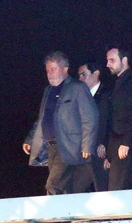 PedroRonchi2's tweet photo. Lula se entregando a Polícia Federal // inelegível https://t.co/i1jU6p2LSp