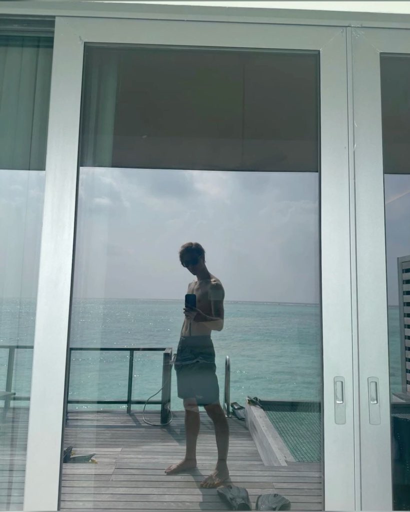 johnnylooped's tweet photo. she stole my shirt https://t.co/t4QjyuCLni