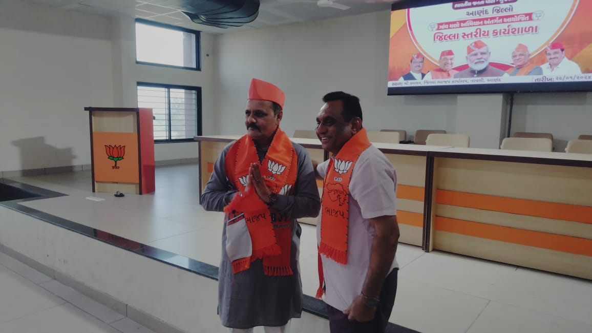 GopalShah24's tweet photo. 👉'ગાંવ ચલો અભિયાન' આણંદ જિ.નો અભ્યાસવર્ગ કમલમ કાર્યાલય ખાતે જિ.અધ્યક્ષ રાજેશભાઈ પટેલ, મહામંત્રીશ્રીઓ તથા સાંસદશ્રી, પૂર્વ સાંસદશ્રી, ધારાસભ્યશ્રીઓ અને પદાધિકારીઓની ઉપસ્થિતિમાં યોજાયો...
@CRPaatil 
@ratnakar273 https://t.co/Dqb64HBYkM