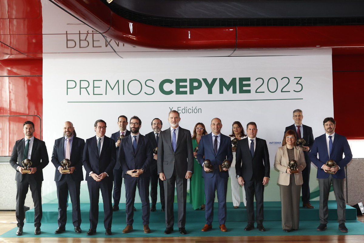 carlos_cuerpo's tweet photo. Ha sido un placer acompañar y felicitar a las #pymes galardonadas en los #PremiosCEPYME🏆, que ponen en valor el extraordinario trabajo de las #empresas🇪🇸

➡️Desde el Gobierno seguiremos apoyándolas y ayudándolas a crecer. Su labor es beneficiosa para la sociedad. https://t.co/VWUNHHACs4
