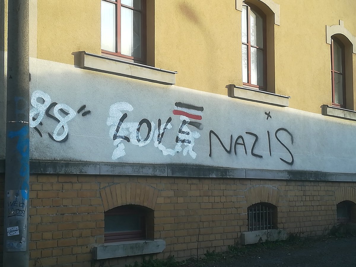Die Nachbarschaft wird zunehmend hässlich!

#leipzig #FCKNZS #lovecheesehateracism

<a href="/chronik_le/">chronik.LE</a>