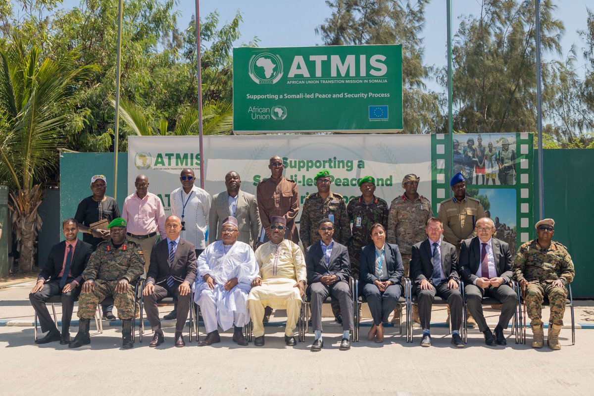 ATMIS_Somalia's tweet photo. #ATMIS officially handed over 7 Forward Operating Bases (FOBs) to the Federal Government of Somalia at a ceremony in #Mogadishu, marking the completion of Phase two of the #ATMISDrawdown as per #UNSC Resolution 2710. Two others were closed making it a total of 9 FOBs.
Official documents were signed between #Somalia’s National Security Adviser, @XuseenMacallin, and SRCC & Head of ATMIS @souefmo_elamine and @UNSOS_ OIC, Qurat-ul Ain Sadozai, at the ATMIS Mission HQs.
The drawdown of 3,000 troops and handover of the 7 FOBs, which include Bio Cadale, Raga Ceel, Parliament, State House, Qorillow, Burahache, and Old Airport ENDF marked a watershed moment in the ongoing #SomaliaSecurityTransition process. The two FOBs that were closed are Sarille and Old Airport KDF.
The @AUC_PAPS, Director of Conflict Management, @SarjohBah3, told the #FGS, international partners, Ambassadors of Troop Contributing Countries, #SNA and ATMIS officials that the @_AfricanUnion remains committed to peace and security in #Somalia.