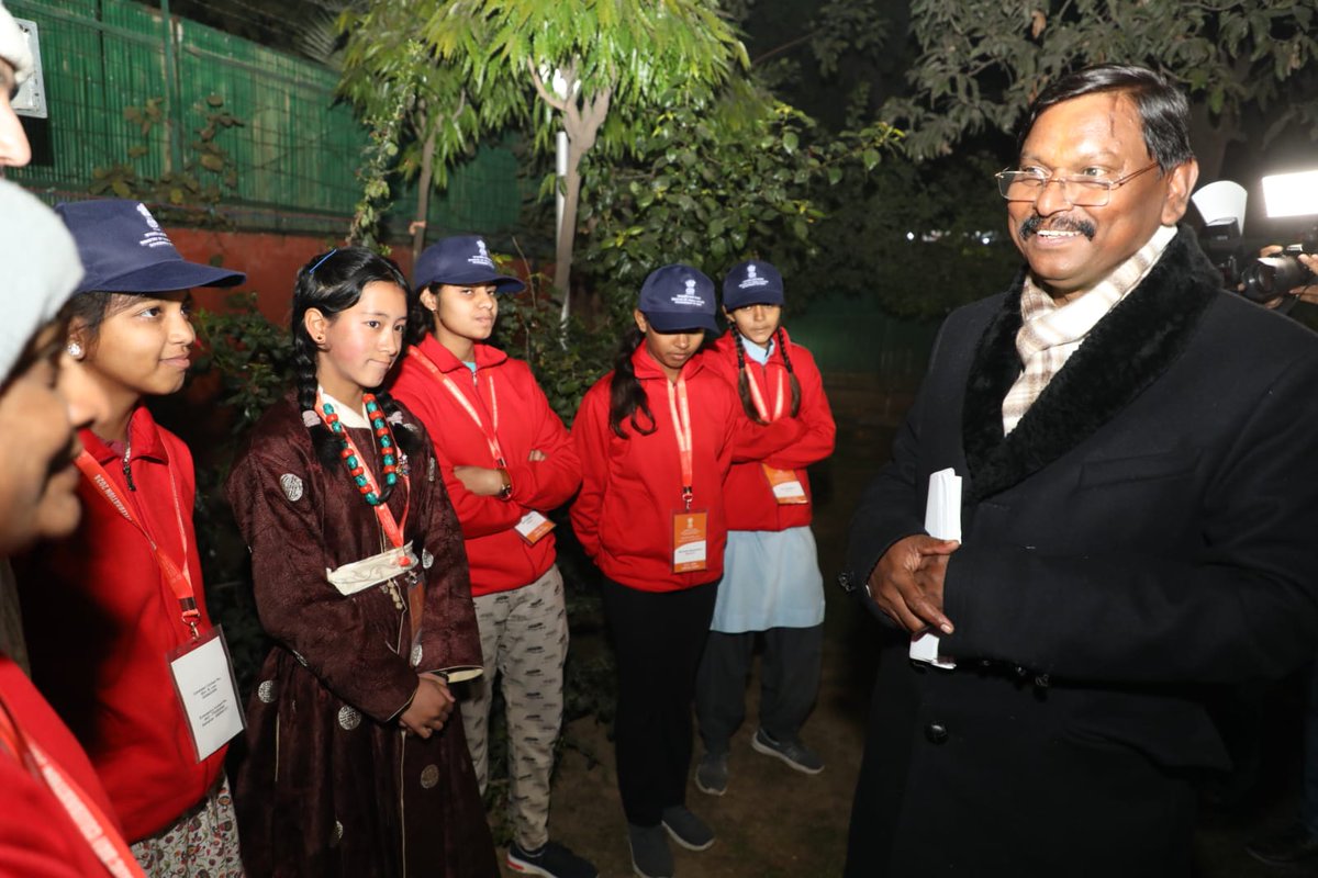SocialLadakh's tweet image. 🇮🇳Honoured to witness #RepublicDay at Kartavya Path New Delhi! 15 tribal students from #UTLadakh along with 2 teachers, were special guests. After the parade, they shared their inspiring experiences at the residence of Union Tribal Minister @MundaArjun  #UnityInDiversity #jiahind
