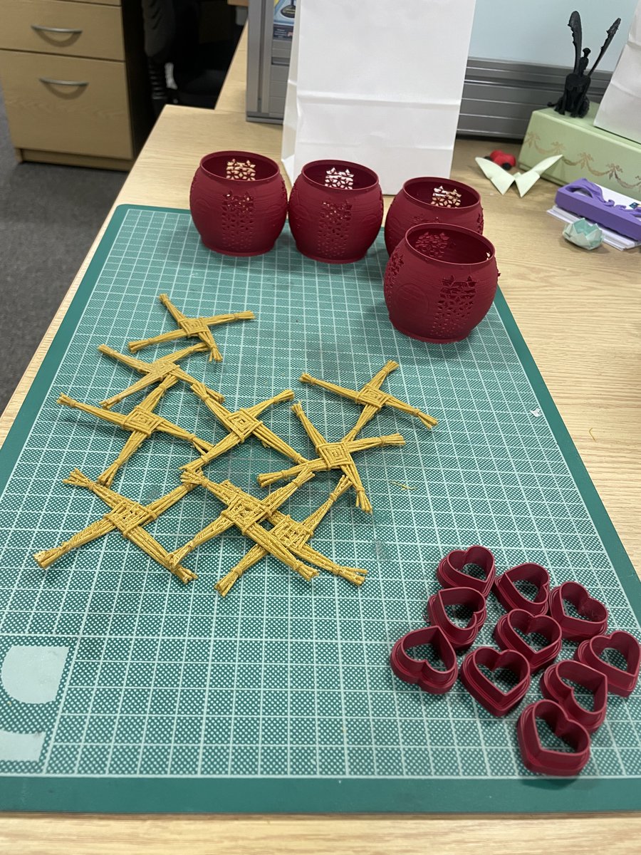 A very busy #makermonday #3dprinting a variety of objects to mark upcoming events including #LunarNewYear , St Brigid's Day #Brigid1500 and @LoveDataWeek #valentines #Lovedata