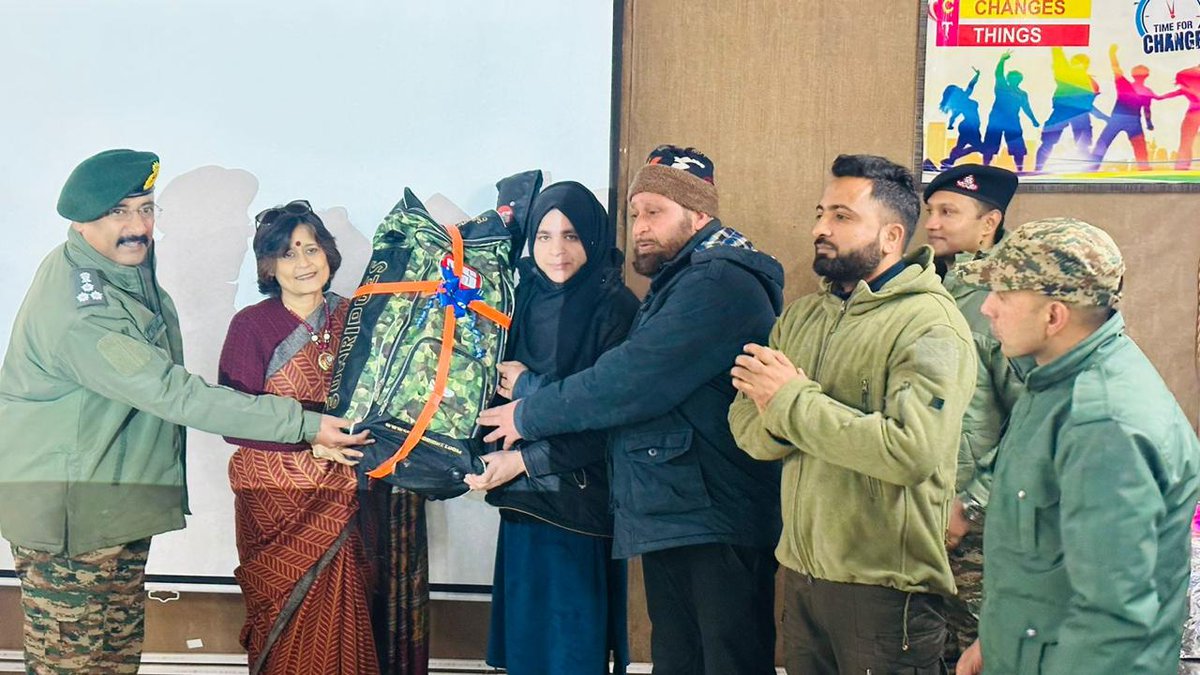 lovebaramulla's tweet photo. Inspiring moment in valley!🌟
Dagger Gunners support Ms. Snobar &amp; Ms. Muskaan with cricket &amp; volleyball kits, paving the way for their sports journey. Breaking barriers, achieving dreams! 🏏🏐 #WomenInSports #WomenEmpowerment #GirlPower 
#DaggerGunners
@awazebaramulla https://t.co/2PanPfw8Ka