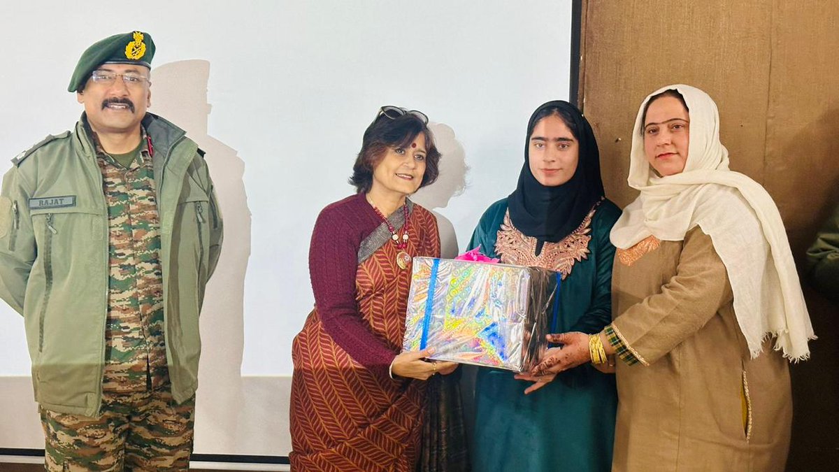 lovebaramulla's tweet photo. Inspiring moment in valley!🌟
Dagger Gunners support Ms. Snobar &amp; Ms. Muskaan with cricket &amp; volleyball kits, paving the way for their sports journey. Breaking barriers, achieving dreams! 🏏🏐 #WomenInSports #WomenEmpowerment #GirlPower 
#DaggerGunners
@awazebaramulla https://t.co/2PanPfw8Ka