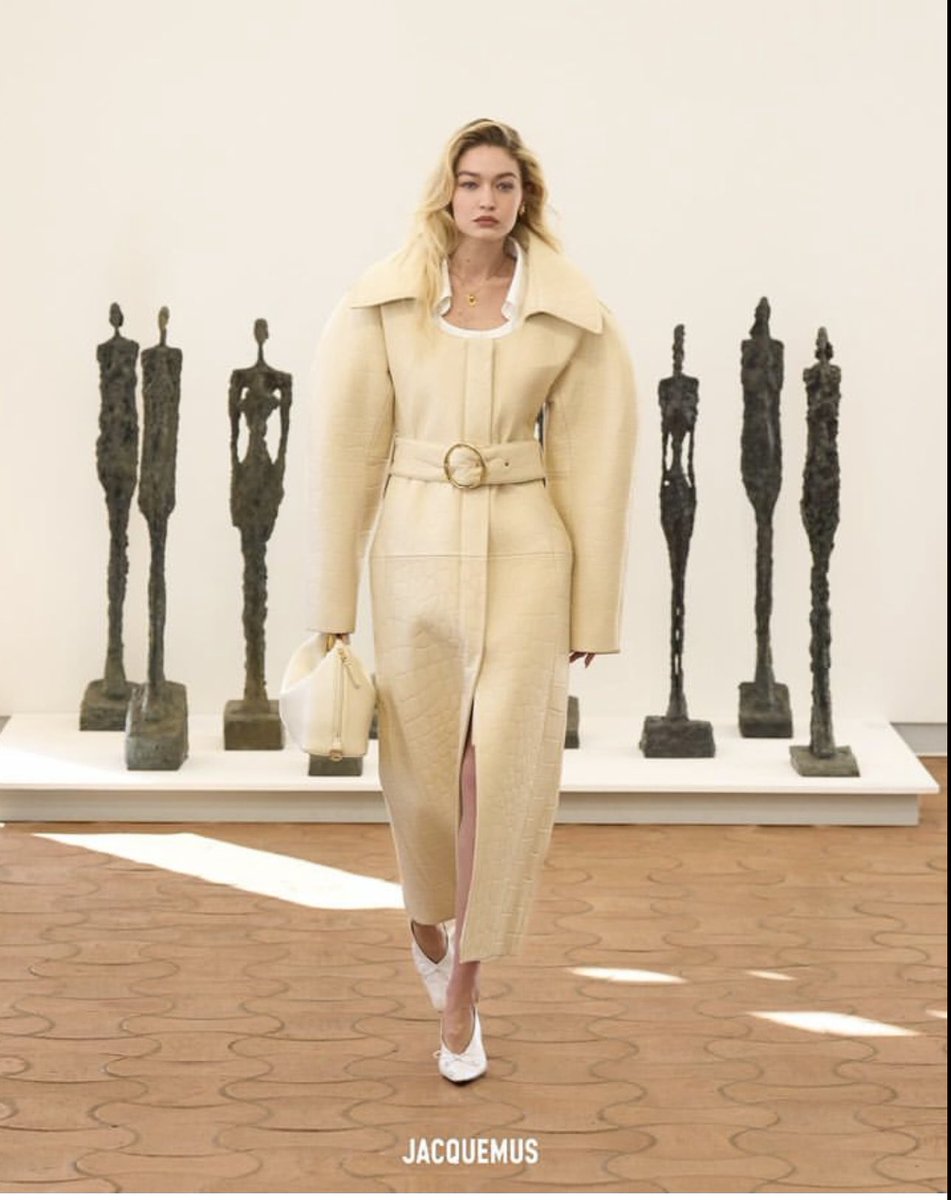 kurated_space's tweet photo. #Gigihadid for #JACQUEMUS 

#fashion #Gigihadid #JACQUEMUS #fashionblogger https://t.co/3yVhouV012