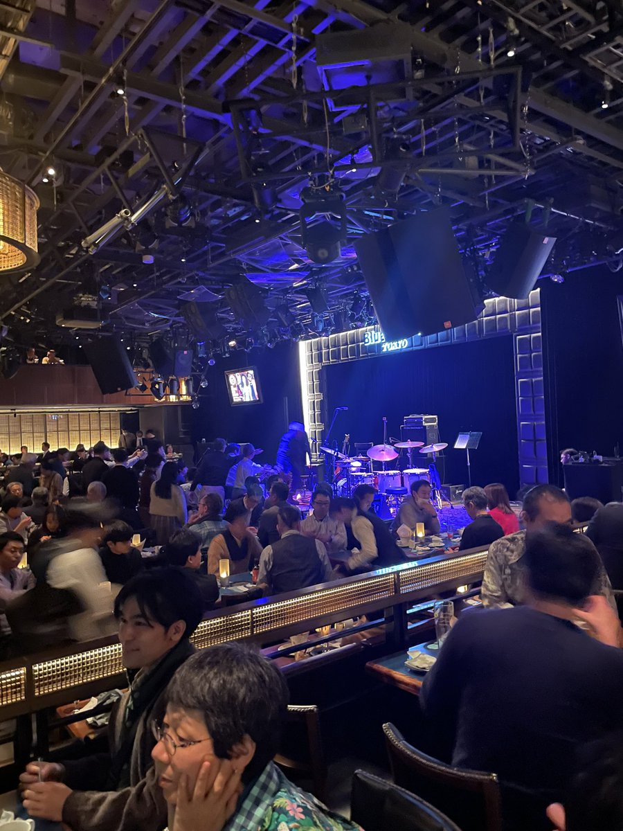freshmarett's tweet photo. 버킷리스트란 말이 싫어졌었는데,
이번에 달성한 10대 때의 버킷리스트가 준 벅참 덕에 
다시 버킷리스트를 적어볼까 한다.
10대때 본 팻을 30대를 보내는 와중에 드디어 만났다.
#patmetheny #bluenotetokyo https://t.co/4tdQ9Bww9s