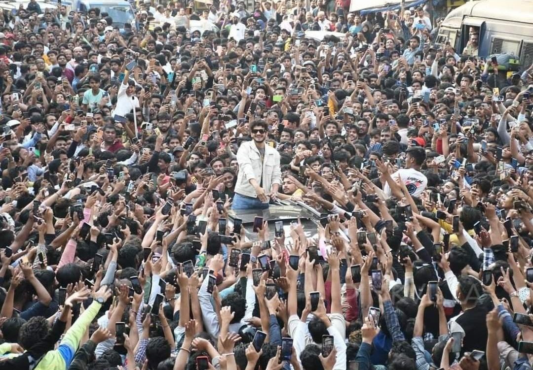 Munawar Faruqui gets a grand welcome from fans in Mumbai after winning Bigg Boss.

Yaad rahe doston ki hame is generation ke liye climate ko bachana hai. Isliye ped lagao, car bech kar cycle lo, fossil fuel ban karo, industries band karwao, mining roko, urbanization roko.