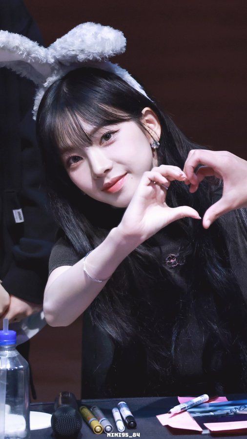 xfxckboy_'s tweet image. ♡[[Heart it up if you would write with her cuz im thinking makin another account