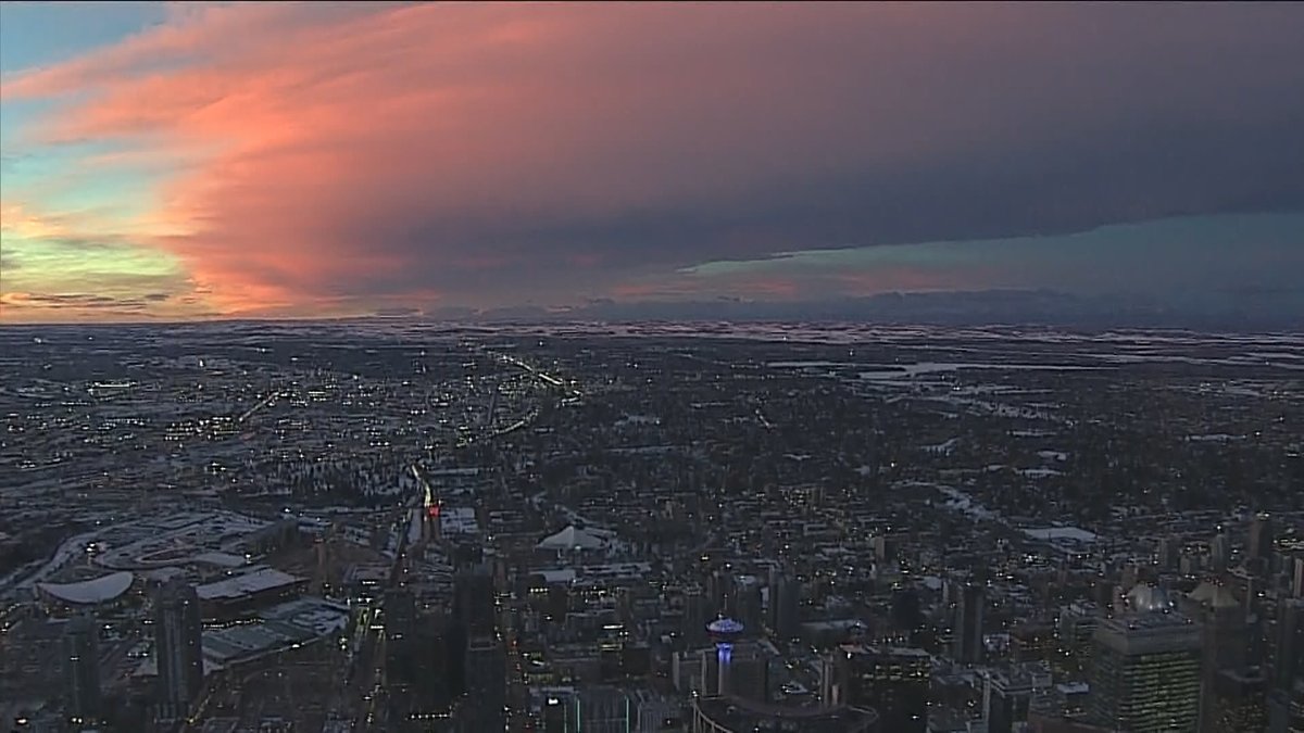 piscatorken's tweet photo. #Bookends The City of #Calgary bookended this morning by a spectacular #sunrise to the east and a #chinook arch to the west.  These views from #Global1.  #Spring @GlobalCalgary @BrandiHoward__  @TiffanyLizee https://t.co/o96W1vxXpl