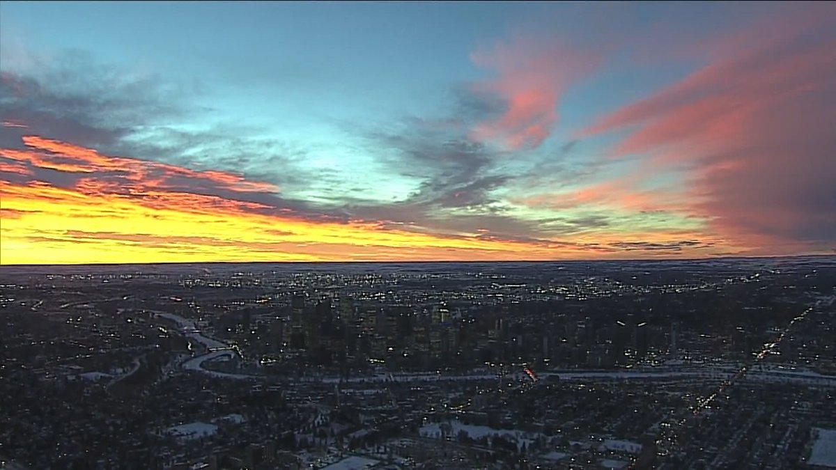 piscatorken's tweet photo. #Bookends The City of #Calgary bookended this morning by a spectacular #sunrise to the east and a #chinook arch to the west.  These views from #Global1.  #Spring @GlobalCalgary @BrandiHoward__  @TiffanyLizee https://t.co/o96W1vxXpl