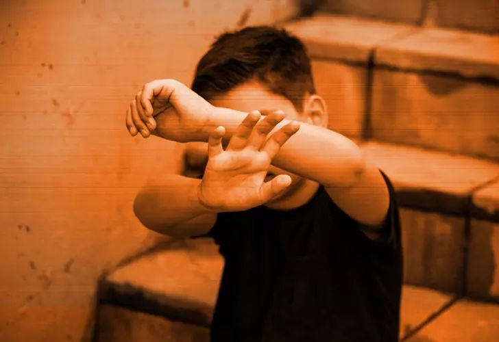 Ankara Sincan’da sapık Evren Demirci, 9 yaşındaki bir çocuğun cinsel organını ISIRARAK kopardı!

Sokakta oynayan 4 çocuğun yanlarına giderek ‘yardım isteme’ adı altında çocukları kandıran cani, çocukları bodruma götürdü.

4 çocuktan 3'ü üst kata kaçmayı başardı ancak 9 yaşındaki