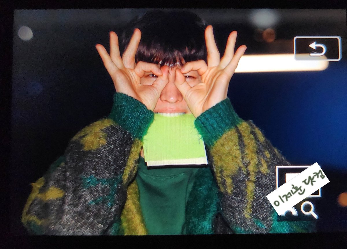simpforjehoon's tweet photo. jehoon and this pose never ending saga 🤏🏻 https://t.co/G2fLha0MmS
