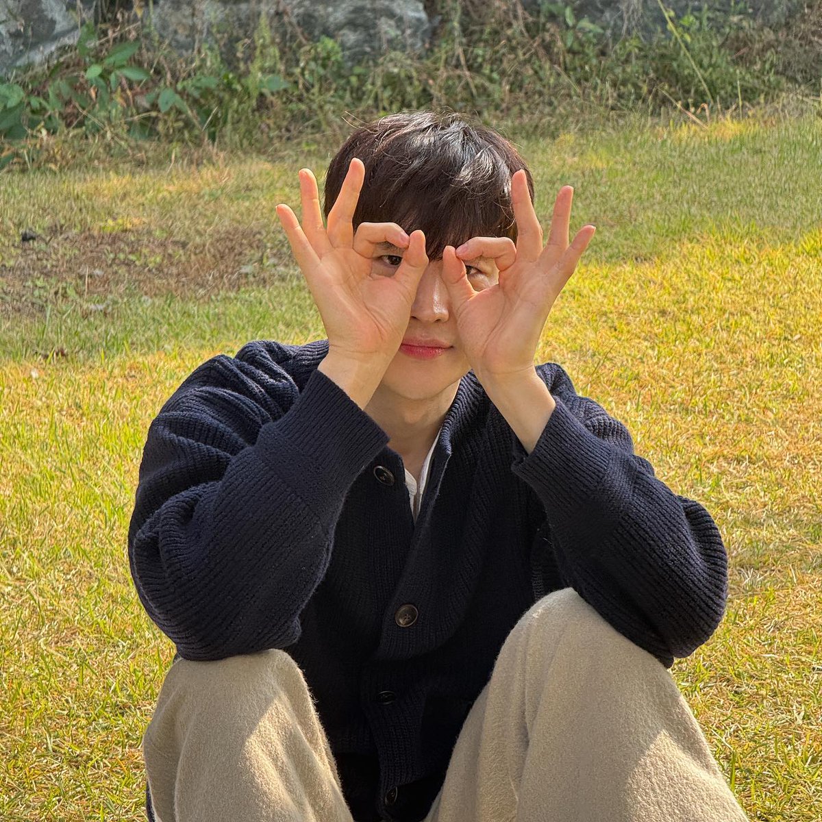 simpforjehoon's tweet photo. jehoon and this pose never ending saga 🤏🏻 https://t.co/G2fLha0MmS
