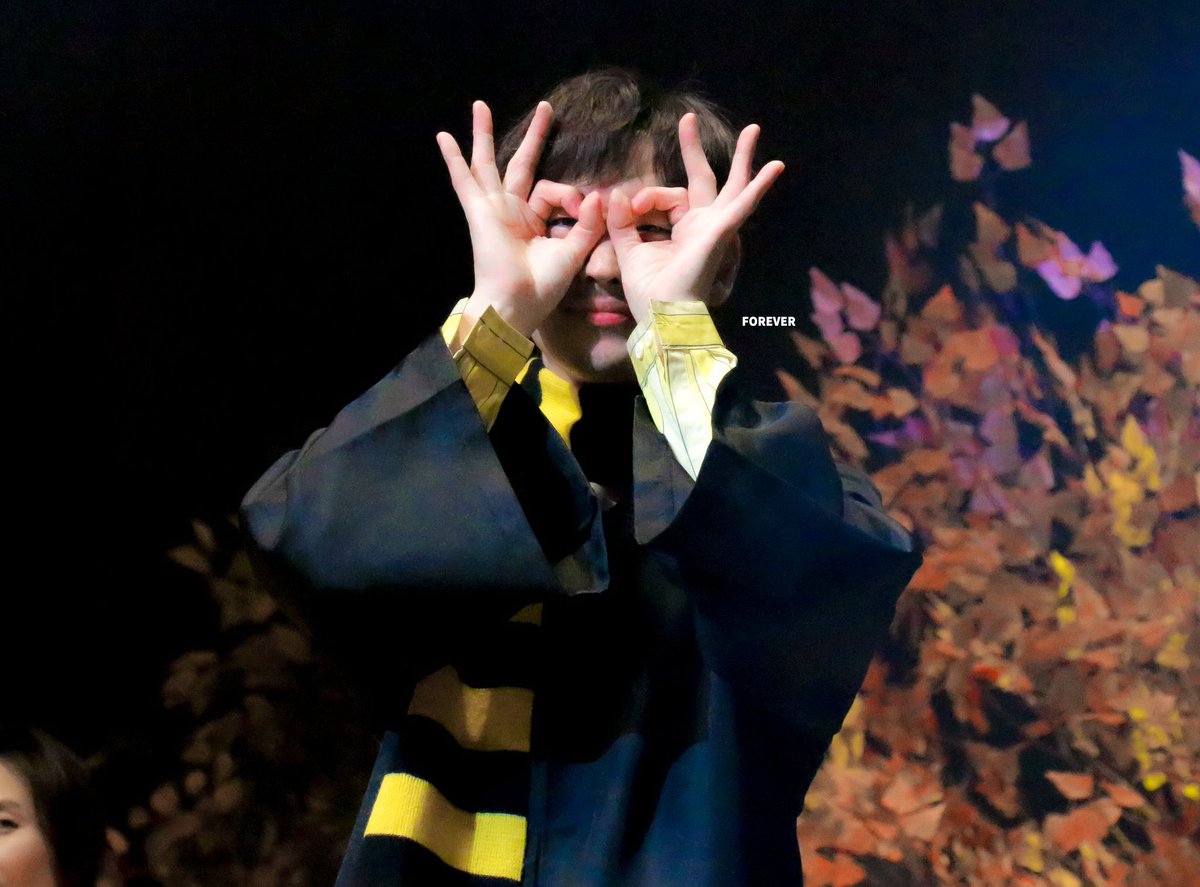 simpforjehoon's tweet photo. jehoon and this pose never ending saga 🤏🏻 https://t.co/G2fLha0MmS