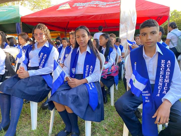 Hoy inicia el nuevo ciclo escolar en Nicaragua. Estudiantes de todo el país regresan a las aulas con energía y determinación. Que este año esté lleno de aprendizajes significativos y experiencias enriquecedoras. #AClasesEnBendiciónyVictorias