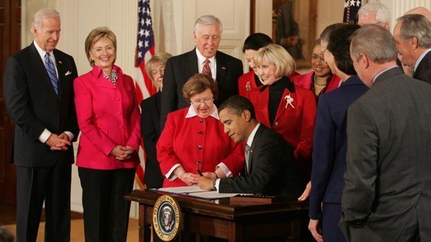 OTD in 2009, @BarackObama signed the Lilly Ledbetter Equal Pay Act, making it easier for women to sue for wage discrimination.

Despite our progress, U.S. women made 83¢ to a man’s $1 in 2023. Black women made 70¢. Latinx women made 65¢.

It’s time for #EqualPayforEqualWork!