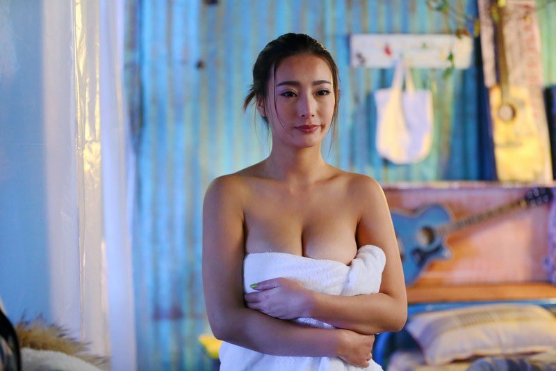 《摇滚水果》电影中还有段王李丹妮洗澡的戏基本也在上映后没了。
从预告和剧照可以看出电影导演有给王李丹妮安排很多个以她胸部为卖点的片段，估计碍于审查不得不删。
王李丹妮在这电影里饰演的“香蕉”是我认为迄今为止她最“带劲”的一个角色，从人设、妆容、着装、色调无不放大她的魅力

#DaniellaWang