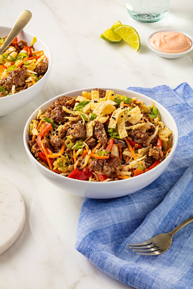 Try this 20-minute "Egg Roll in a Bowl" recipe that encompasses all of your favorite flavors! This is a great meal prep option or an opportunity to utilize leftover ingredients in your fridge! 💥

Recipe Link yummly.com/recipe/Egg-Rol…
Photo courtesy of the <a href="/NationalPork/">NationalPork</a>