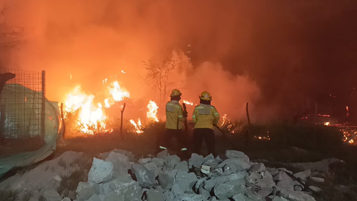 BomberosVolSM's tweet photo. Hacemos un llamado a la comunidad samaria a evitar este tipo de prácticas durante la época de sequía y el fenómeno del niño que se encuentra en alerta en la ciudad, el país y el continente. ¡Prevenir puede salvar vidas y bienes! 

¡Santa Marta tus Bomberos te cuidan!🚨 https://t.co/RbOEV0d1CN
