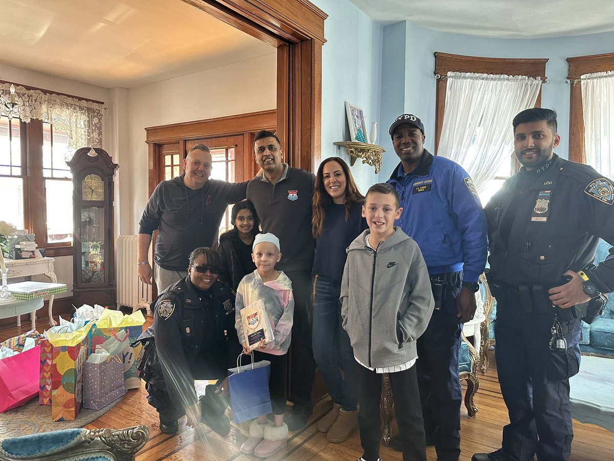CopsCareForKids's tweet photo. Our newest honoree Charlotte was recently diagnosed w/ Wilms tumor. Charlotte wants to be an artist- she loves painting, pottery, and making slime! She’s a cheerleader for her school &amp; enjoys watching her favorite soccer players Ronaldo &amp; Messi. Thx @NYPD120Pct for joining us! https://t.co/VBWKIIvDcy