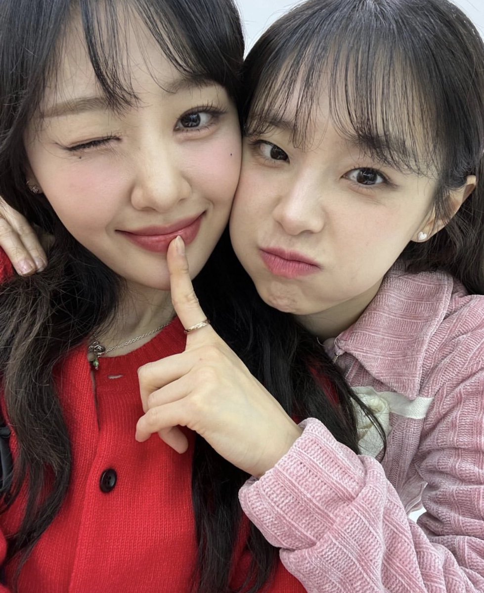 PopBase's tweet photo. LOONA's Chuu and Yves look stunning in new photos. https://t.co/TBB1BVz8Un