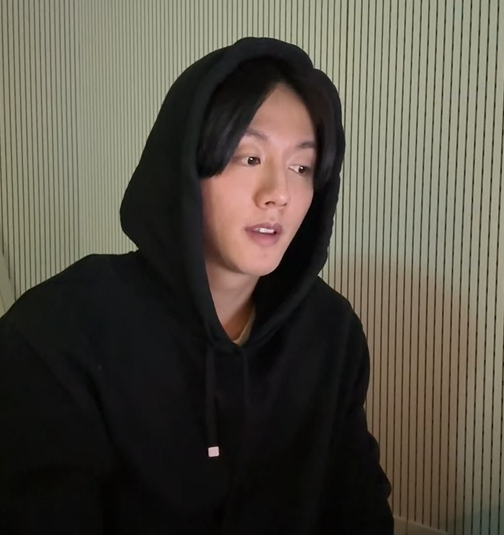 <a href="/SF9official/">SF9official</a> manager msged him abt getting off work &amp; YB said they r all working hard so that sf9 can see us more often &amp; have better perf
but he said no msg abt monitoring his live.. he says it's out of consideration since he is currently doing it.. they will monitor later
<a href="/SF9official/">SF9official</a>