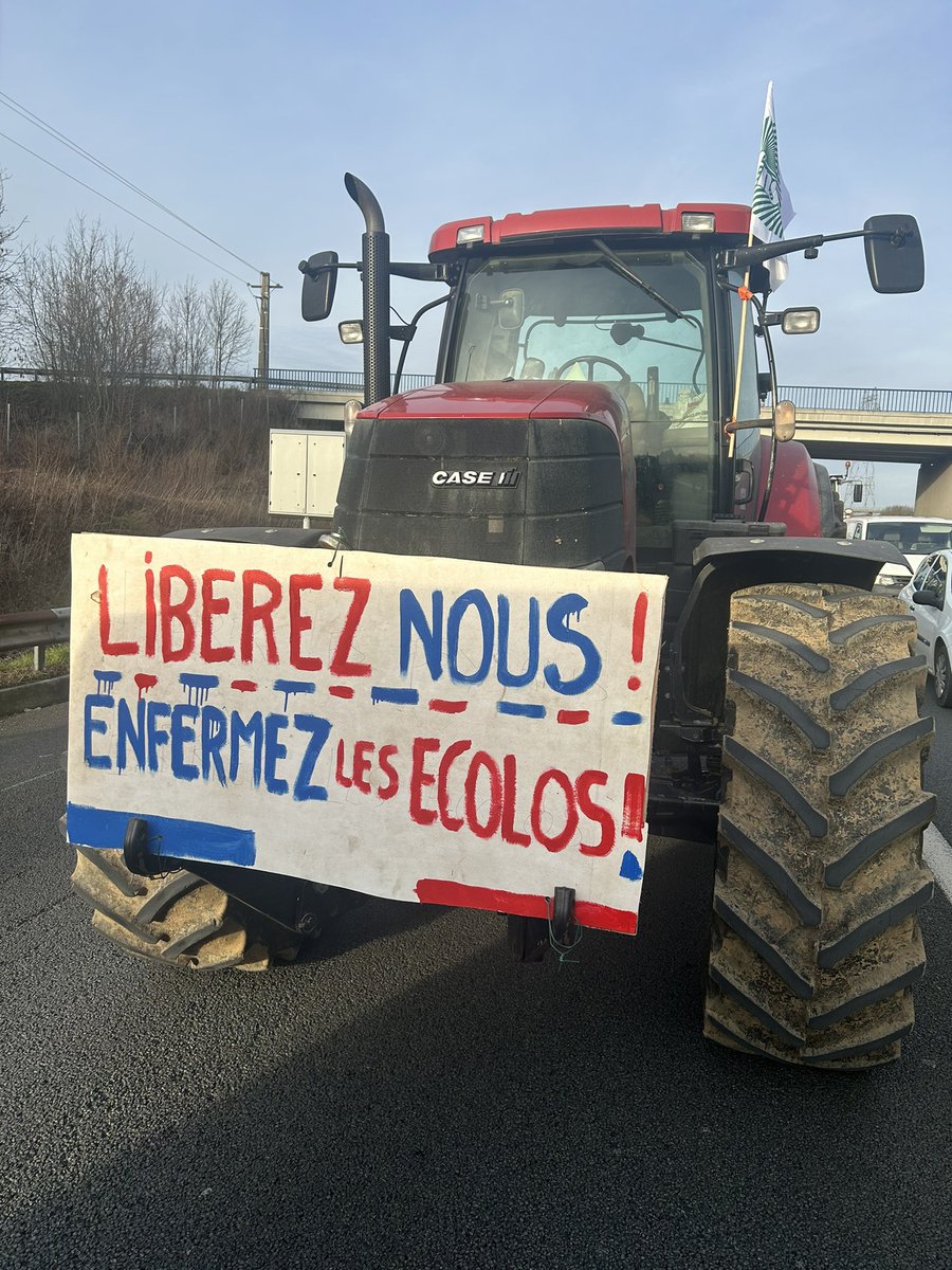 👉 « Libérez-nous ! Enfermez les écolos ! » : en direct de l’A1, près de Paris. #AgriculteursEnColere