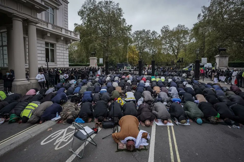 Mass Islamic prayers on the streets of London? That's fine.
Singing Christian songs in the streets? No, you'll be arrested! 
Straight from the Met Police guidelines 👆
