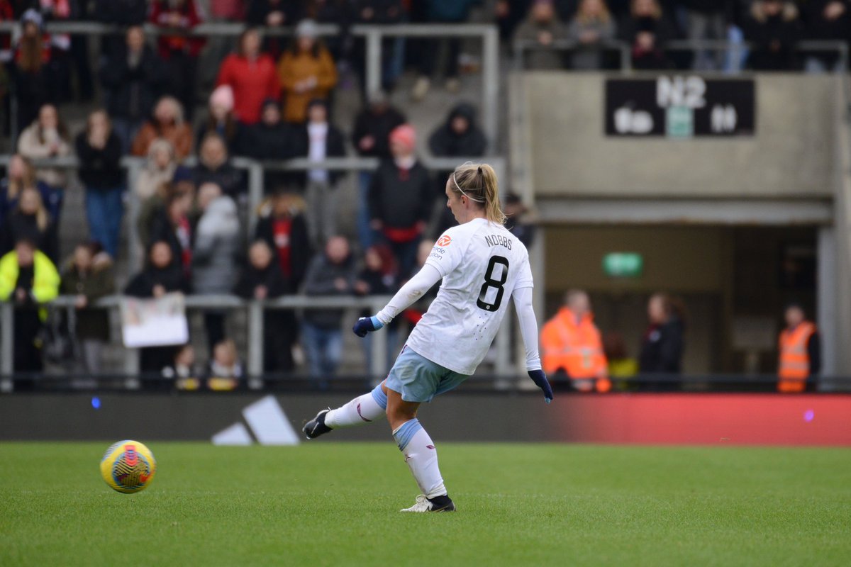 Naomiforde28's tweet photo. Aston Villa vs United📸 https://t.co/MFl4EHnl5Y