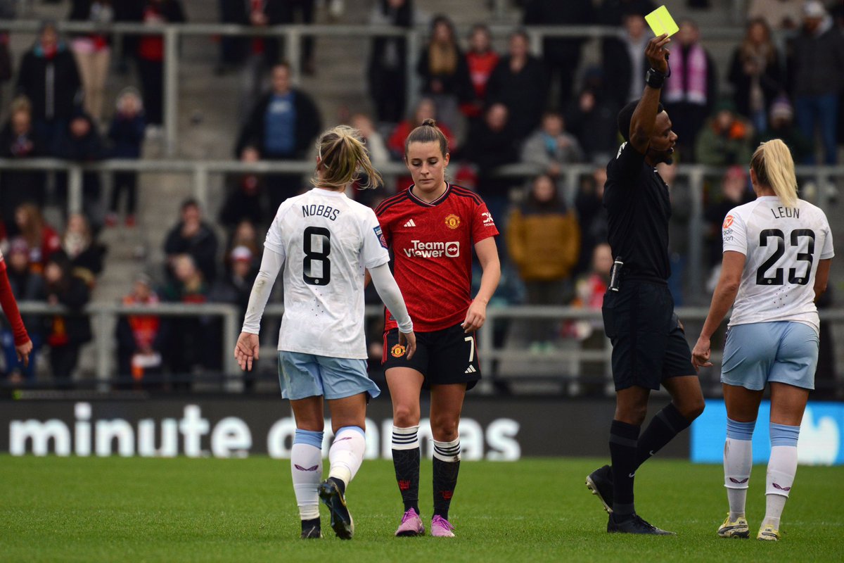 Naomiforde28's tweet photo. Aston Villa vs United📸 https://t.co/MFl4EHnl5Y