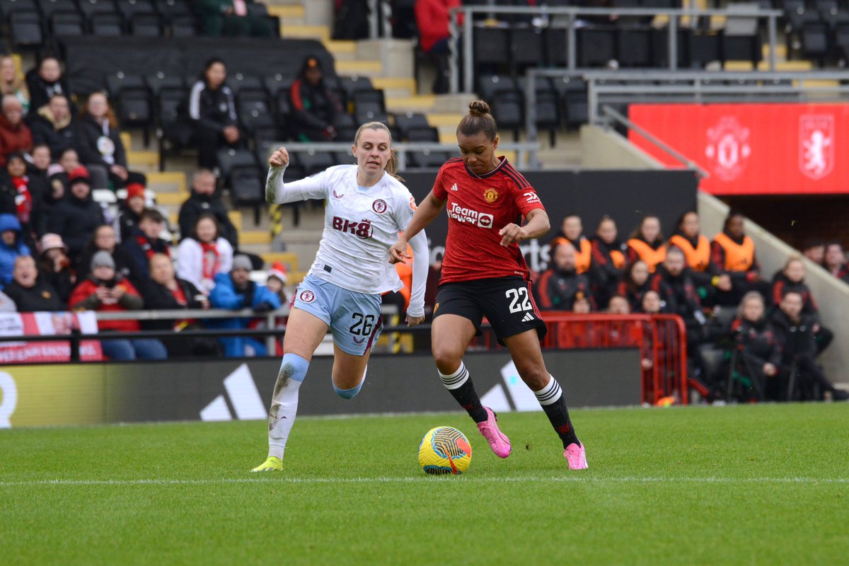 Naomiforde28's tweet photo. Aston Villa vs United📸 https://t.co/MFl4EHnl5Y