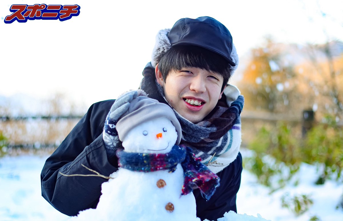 Sponichi_Photo's tweet photo. ＜王将戦・一夜明け＞雪だるまと記念撮影し、その後雲海を臨む藤井王将（撮影・大城　有生希、藤山　由理、会津　智海、光山　貴大@takahiroKOHYAMA　）＃藤井聡太王将　＃藤井聡太　＃王将戦　#さんべ荘 ＃藤井王将 https://t.co/J5emTrYrik