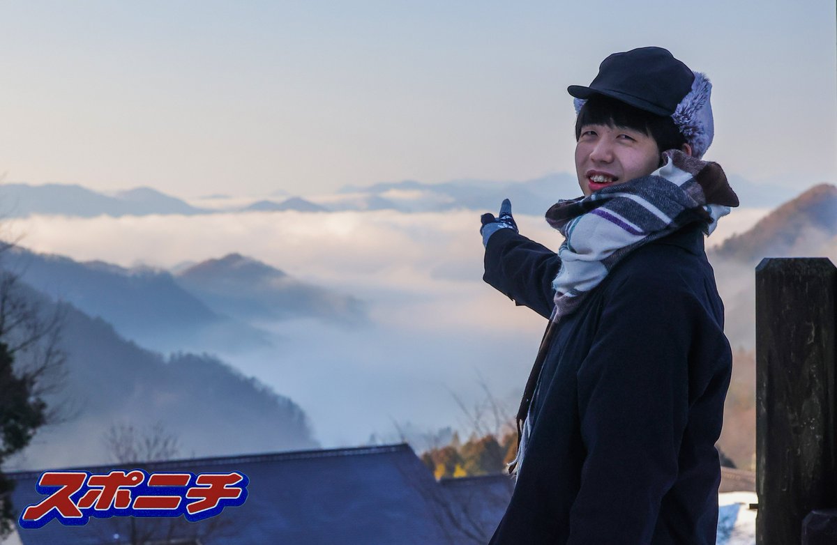 Sponichi_Photo's tweet photo. ＜王将戦・一夜明け＞雪だるまと記念撮影し、その後雲海を臨む藤井王将（撮影・大城　有生希、藤山　由理、会津　智海、光山　貴大@takahiroKOHYAMA　）＃藤井聡太王将　＃藤井聡太　＃王将戦　#さんべ荘 ＃藤井王将 https://t.co/J5emTrYrik