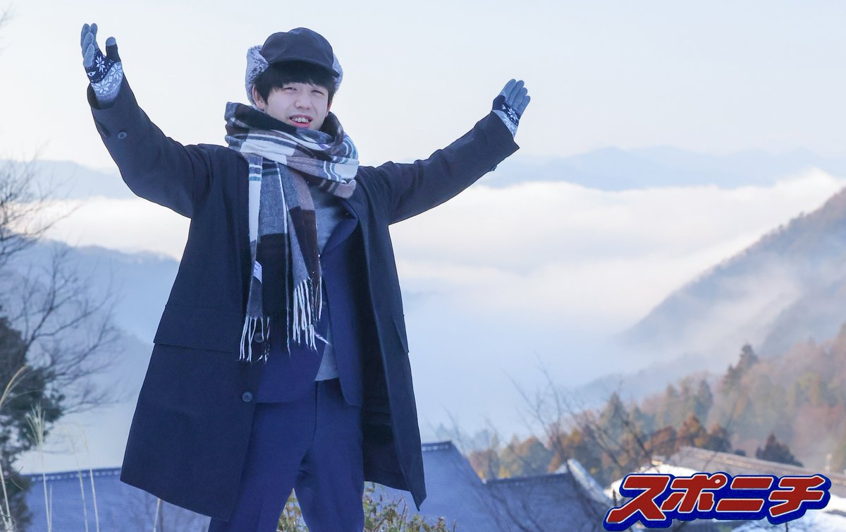 Sponichi_Photo's tweet photo. ＜王将戦・一夜明け＞雪だるまと記念撮影し、その後雲海を臨む藤井王将（撮影・大城　有生希、藤山　由理、会津　智海、光山　貴大@takahiroKOHYAMA　）＃藤井聡太王将　＃藤井聡太　＃王将戦　#さんべ荘 ＃藤井王将 https://t.co/J5emTrYrik