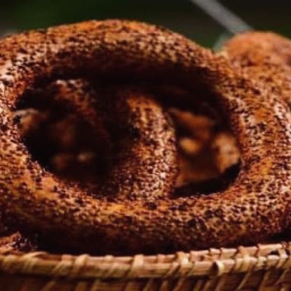 Geçtiğimiz günlerde 15 liradan satılmaya başlanan Ankara simidine yapılan zam kararını, Ankara Simitçiler ve Pideciler Esnaf Odası Başkanı Savaş Delibaş, iptal ettiklerini belirterek, "Ankara simidinin satışı 10 liradan devam edecek" dedi.