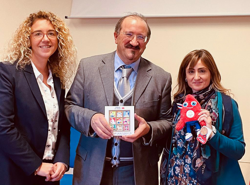 AcCreteil's tweet photo. 👟 La région de #Basilicate, notre partenaire italien, a accueilli, pour une semaine, une formatrice de l'@AcCreteil qui est intervenue, dans le cadre du programme Erasmus+, auprès d'une soixantaine de professeurs des écoles pour les initier aux 30'APQ 👉 https://t.co/5fp5sDoMME https://t.co/bT7BkpZimM