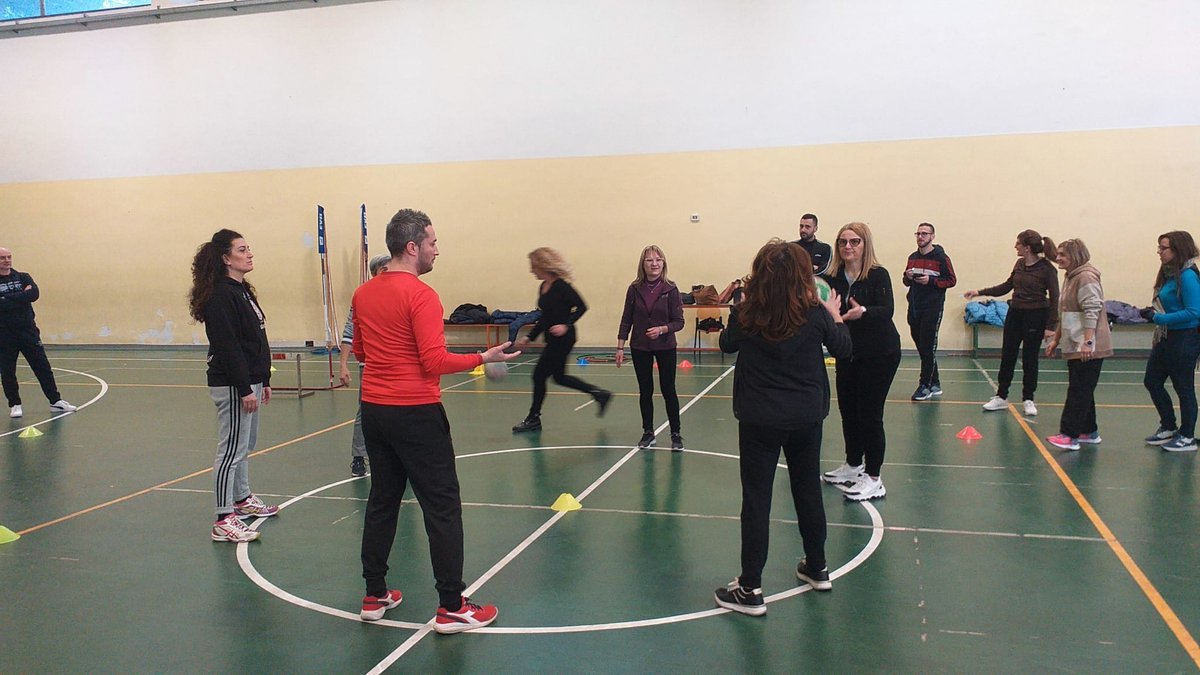 AcCreteil's tweet photo. 👟 La région de #Basilicate, notre partenaire italien, a accueilli, pour une semaine, une formatrice de l'@AcCreteil qui est intervenue, dans le cadre du programme Erasmus+, auprès d'une soixantaine de professeurs des écoles pour les initier aux 30'APQ 👉 https://t.co/5fp5sDoMME https://t.co/bT7BkpZimM