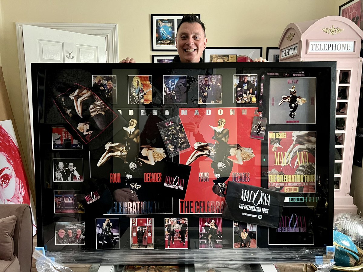 NathanWyburnArt's tweet image. Yesss @CardiffFrame safe to say @wayne_courts is happy with his birthday gift! Memories and memorabilia from our 6 nights at @Madonna !! #TheCelebrationTour #MadonnaCelebrationTour 

@WyburnWayne @paulmorris333