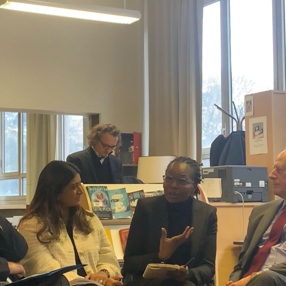 Aux côtés de @priscathevenot, de @CKerrero & du groupe d’experts mis en place par @EmmanuelMacron, présidé par @Prabenyamina pour évoquer l’impact des écrans chez nos jeunes au Lycée Camille Sée ! #Paris15 🙏🏾 aux élèves et la proviseure Metenier pour les échanges enrichissants.