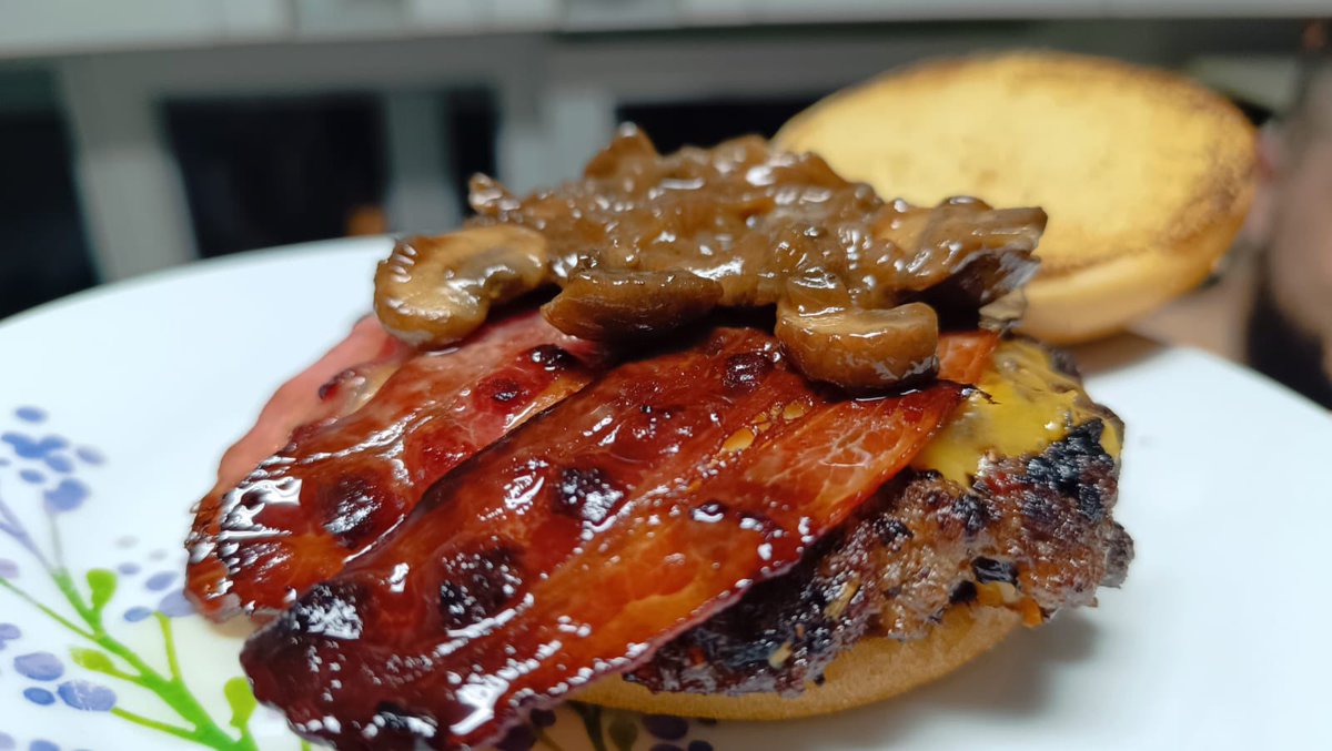 Esta noche voy a hacer una parecida a esta pero será una doble smash burguer con cheddar y bacon, crujiente y untuoso de huevo y mayo trufada.. 

Os lo pongo complicado y fácil ! Si llego a 30 likes y 20 rt lo hago en directo ( con los colegas miedo me da )