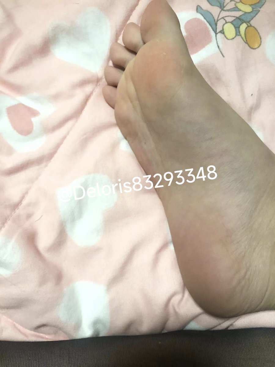Deloris83293348's tweet photo. 是黑丝还是裸足呢？ #ATM奴 #贡奴 #绿帽 #上贡 #压榨 #女性崇拜 #女s #榨金 #账单奴 #报销奴 #提款机 #吸金 #恋足 #黑丝 #裸足 https://t.co/NxE71EsJbU