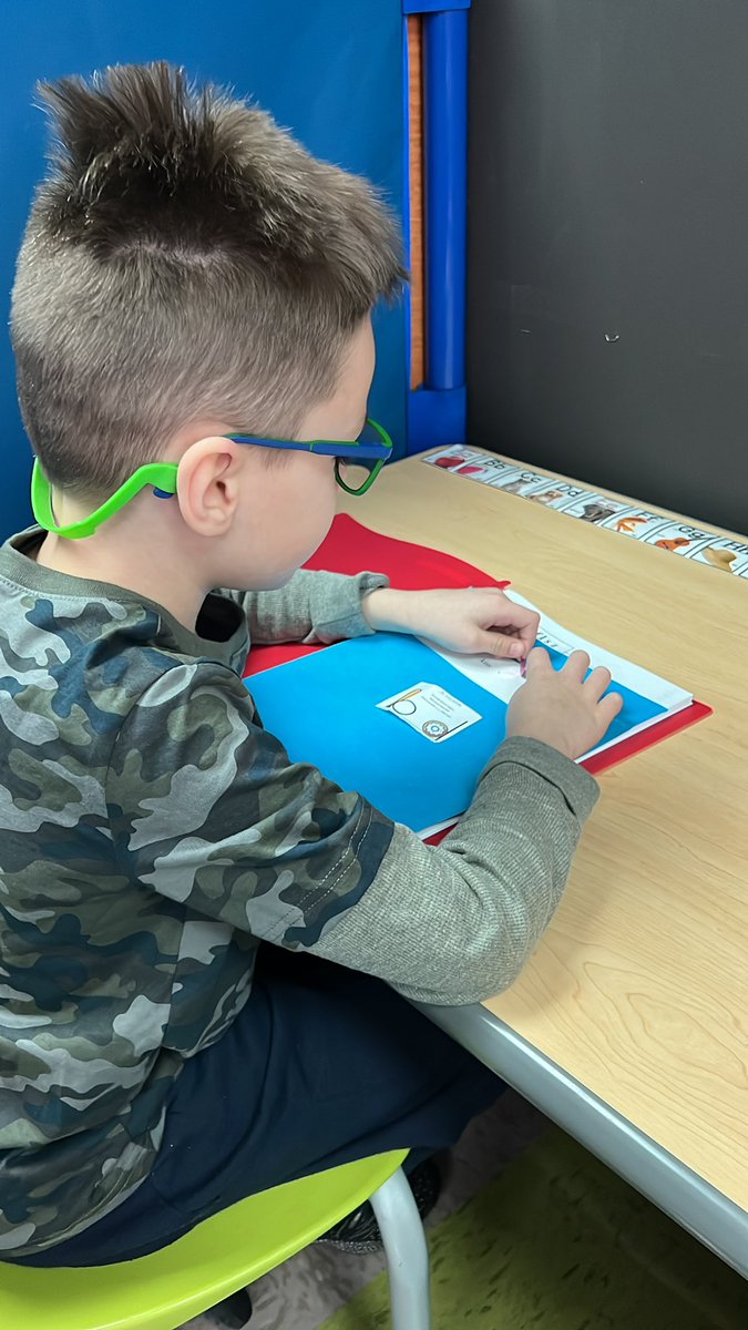 Off to a strong start this Monday morning! Building our literacy skills as we trek up the SLANT mountain 🤓 #dg58learns #ProudTeacher