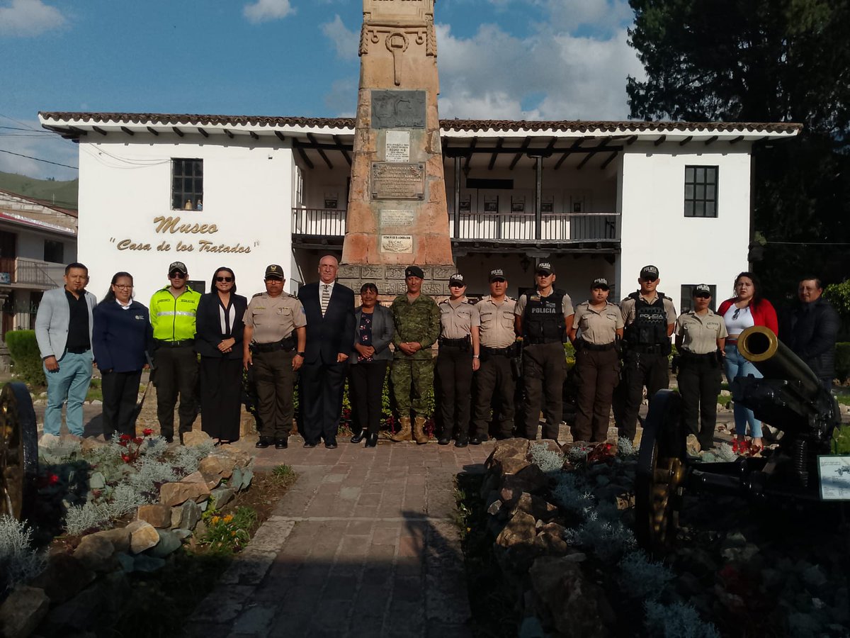 MuseosDefensaEC's tweet photo. 👉🏛️#Hoy en el Museo #CasaDeLosTratados de Girón, iniciamos la semana con un Minuto Cívico en colaboración con la Policía Nacional del cantón. 

🤝Unimos esfuerzos para promover el patriotismo y civismo, recordamos la importancia de nuestra historia.🇪🇨 https://t.co/0BbFXM44Vq