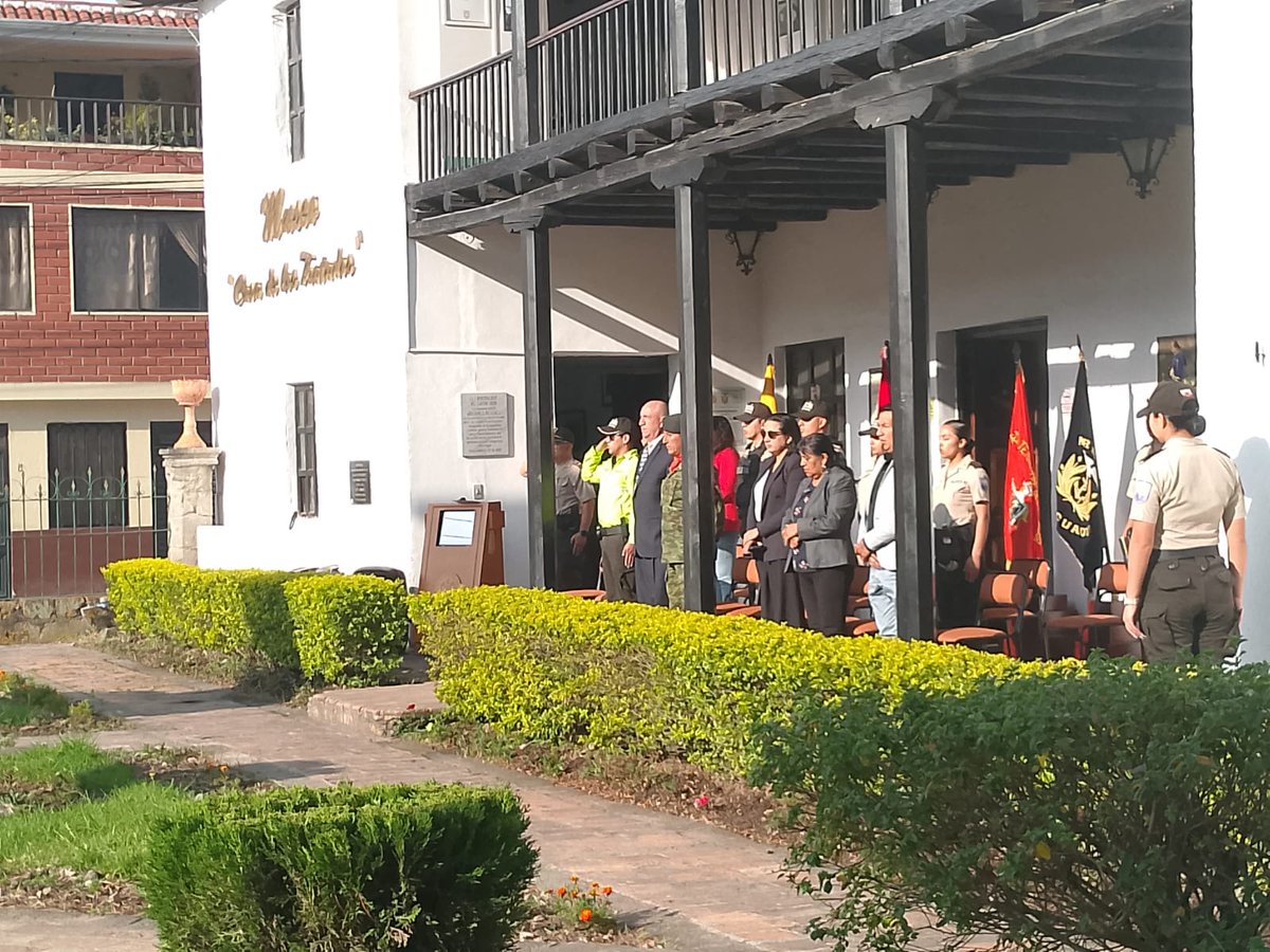MuseosDefensaEC's tweet photo. 👉🏛️#Hoy en el Museo #CasaDeLosTratados de Girón, iniciamos la semana con un Minuto Cívico en colaboración con la Policía Nacional del cantón. 

🤝Unimos esfuerzos para promover el patriotismo y civismo, recordamos la importancia de nuestra historia.🇪🇨 https://t.co/0BbFXM44Vq